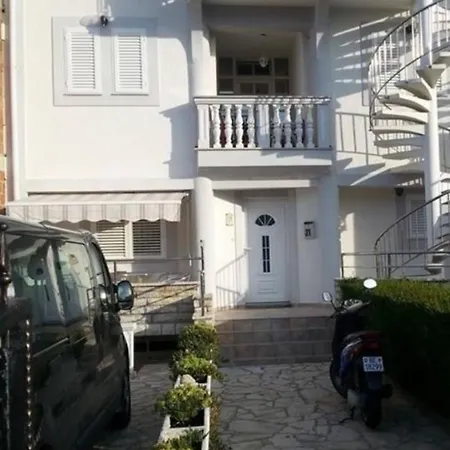 Moderne Dachgeschosswohnung Mit Kleiner Terrasse In Zentraler Lage