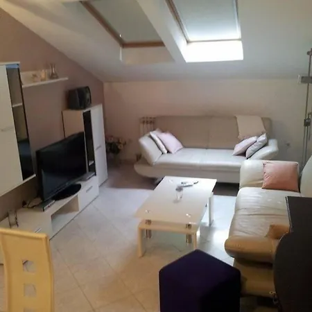Moderne Dachgeschosswohnung Mit Kleiner Terrasse In Zentraler Lage Apartman
