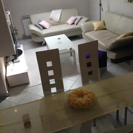 Moderne Dachgeschosswohnung Mit Kleiner Terrasse In Zentraler Lage Apartman *