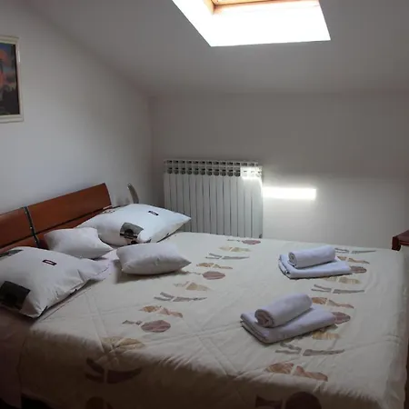Moderne Dachgeschosswohnung Mit Kleiner Terrasse In Zentraler Lage Apartman Zadar
