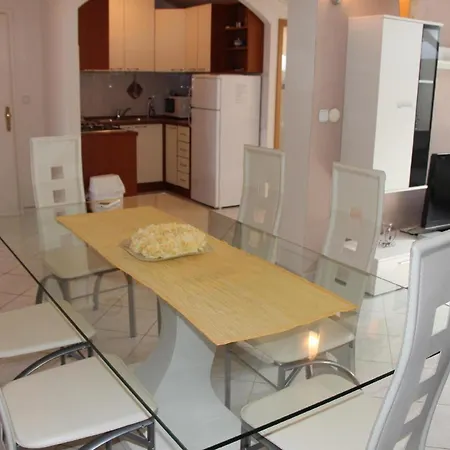 Moderne Dachgeschosswohnung Mit Kleiner Terrasse In Zentraler Lage Apartman *