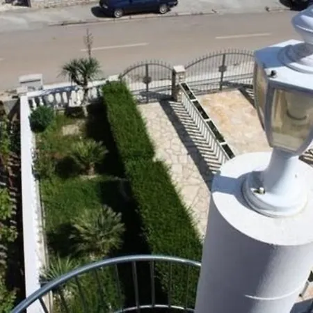 Moderne Dachgeschosswohnung Mit Kleiner Terrasse In Zentraler Lage Apartman *