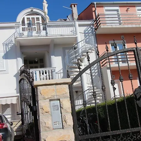 Moderne Dachgeschosswohnung Mit Kleiner Terrasse In Zentraler Lage Zadar